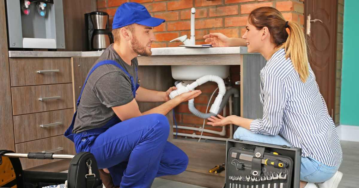 Paulo Picheleiro com um cliente a ver um problema na pia da cozinha